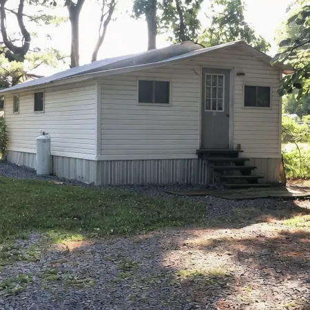 Little White Cabin by the river, fishing trails, kayaking, near State Park lake