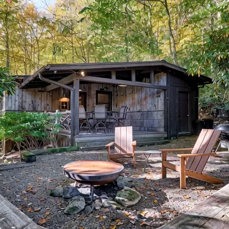Highlands Cabin on Scenic Pond, 6 Min Drive to Main Street and Pet Friendly!