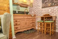 Tiny Cottagecore House in Miami. Walking distance to Hialeah Hospital!