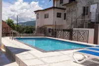 PERFECT FOR LARGE GROUPS-EXCELLENT LOCATION, MINUTES FROM EVERYTHING. - Bintang 2