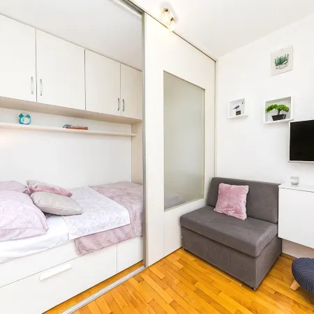 Spacious Studio with Balcony, Close to the Znjan Beach