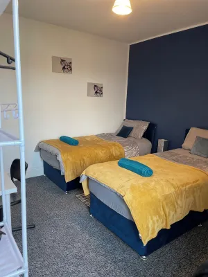 Ivy Green House - Central,Wifi,Netflix,Sleeps 7 - Business and Family Friendly - Kitchens