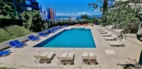 Hotel Bluebell - Pool