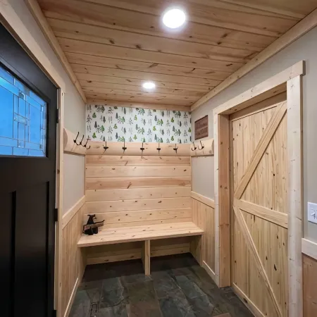 Escape to Our Cozy Lakeside Cabin-Great Sunset Views-1 Hour from Cities