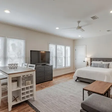 Fantastic studio in Leinkauf Historic District!