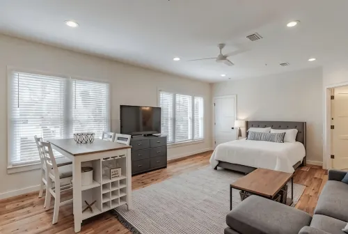 Fantastic studio in Leinkauf Historic District!