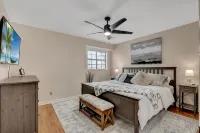 Stylish 3/2 Home • Boat Slip • Lake Access • Lake View! King Beds • Central Loc