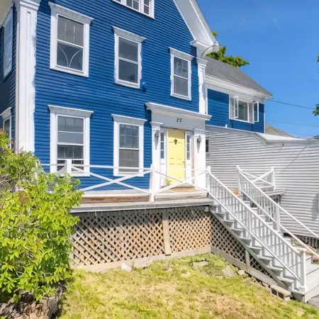 Coastal downtown 1 Bed, 1 Bath, full kitchen w/ harbor view