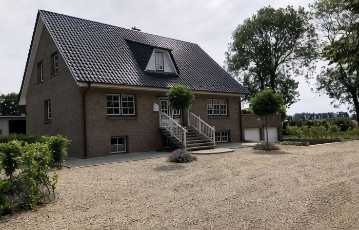 Ferienwohnung mit Weitläufigen, Parkähnlichen Garten, Pavillon und Bouleplatz