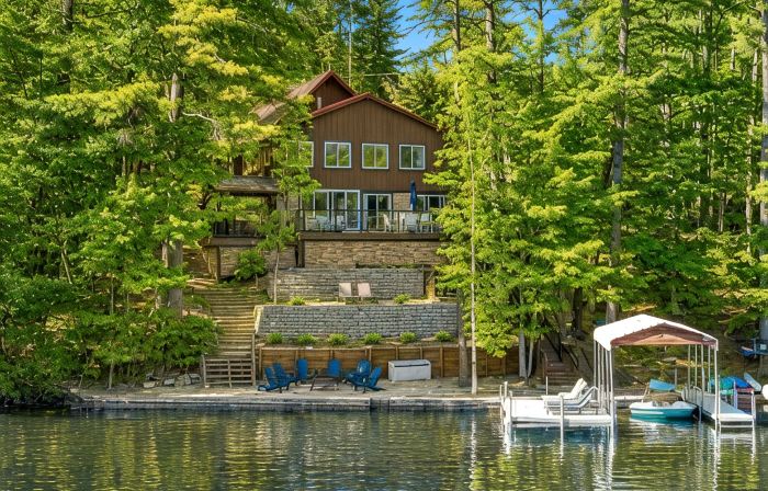 Beautiful Lake House on Belleau 100 ft of Waterfront! Kayaks, Jacuzzi 3100 sqft!