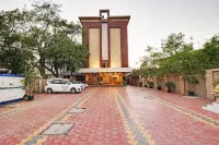 Hotel Sai Jashan Shirdi - Where Blessings & Comfort Meet - Bãi đậu xe