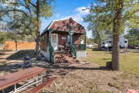 Deer Trail Cabin sleeps 6 people