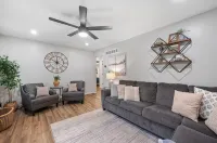 Family Friendly & Cheerful Blue Jay Ranch House close to KSU stadium - Kitchens