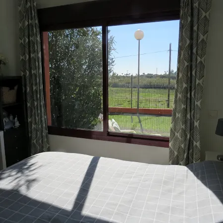 A spacious first floor with views of the vineyards and the sea.