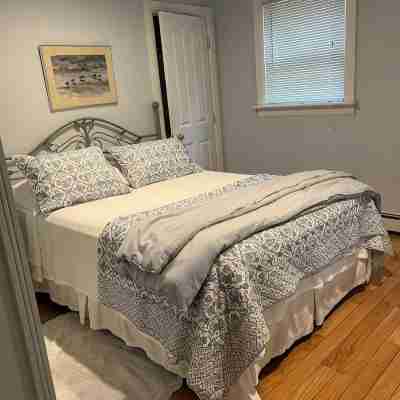 Cozy 1 Bedroom with Fenced in Yard, Porch, Close to the Bay Beach & Bike Trail. Rooms