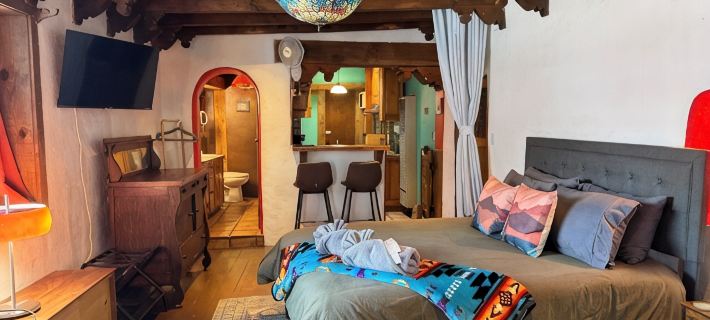 Cozy Private Adobe Studio • Kiva Fireplace • Walk to Taos Plaza • Pet-Friendly Hotels in Taos