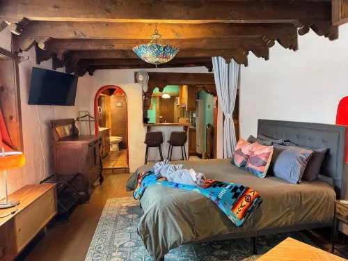 Cozy Private Adobe Studio • Kiva Fireplace • Walk to Taos Plaza • Pet-Friendly