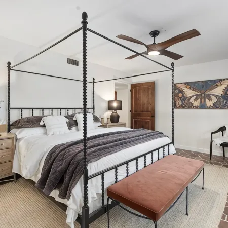 Stylish 3B 2B house with Yoga room, sauna, hot tub, pool, & patio-sleeps 9