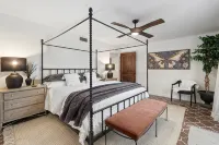 Stylish 3B 2B house with Yoga room, sauna, hot tub, pool, & patio-sleeps 9 - Private Pools