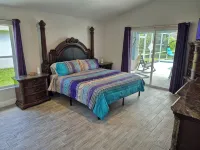 Sadie's Daytona private pool home with 5 king beds , pool table and arcade games - Homestays