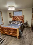 Come stay at the quite and Cozy Rustic Hideaway