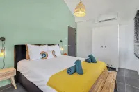 Modern 2BR Waterfront Apartment - Prime Location & Stunning View - Apartments