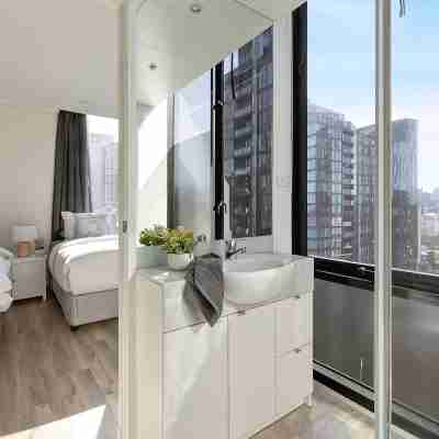 Large 3BR Apt Near Crown, Sleeps 10, FREE Parking Rooms