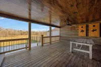 Charming 3-bedroom house located walking distance to Shady Cliff, Lake Malone. - 3-Star