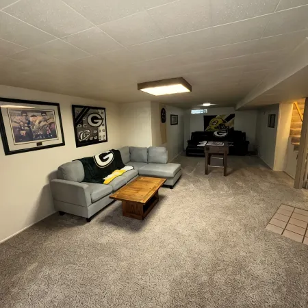 3-bedroom house in charming Green Bay, walking distance to LAMBEAU!!