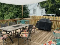 Charming 2-bedroom house with AC and WiFi in lovely Hamilton Hotels in Hamilton