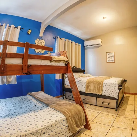 Spacious Family Retreat: Terrace, Inground Pool, Solar Power, Wi-fi, Pool Table