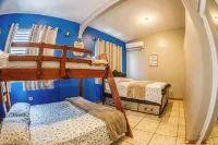 Spacious Family Retreat: Terrace, Inground Pool, Solar Power, Wi-fi, Pool Table - Homestays