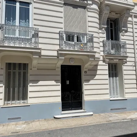Seafront apartment on the Promenade des Anglais