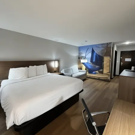Clarion Pointe Addison Dallas North