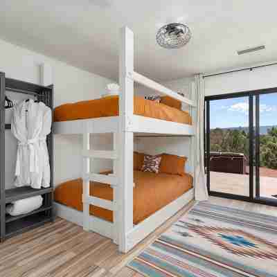 VIEWS, hot tub, dog friendly, near trailheads! Rooms