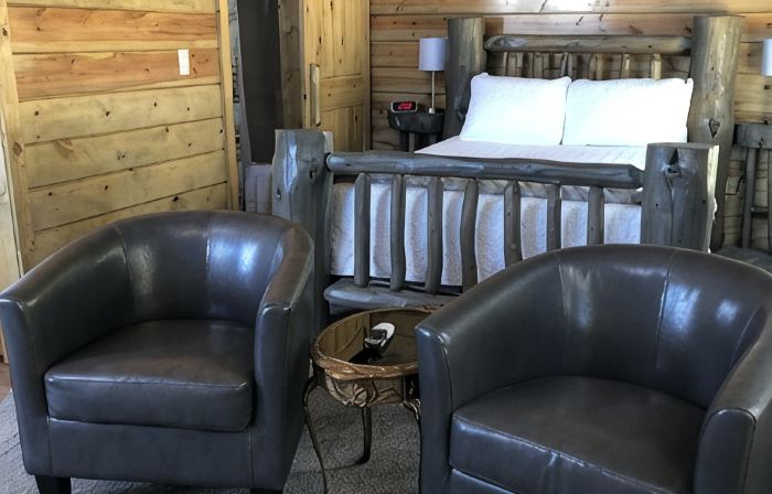 8 miles to Mount Rushmore - Sleeps 2 - King Bed