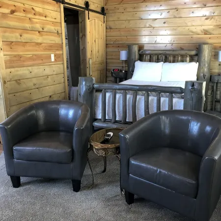 8 miles to Mount Rushmore - Sleeps 2 - King Bed