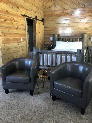 8 miles to Mount Rushmore - Sleeps 2 - King Bed
