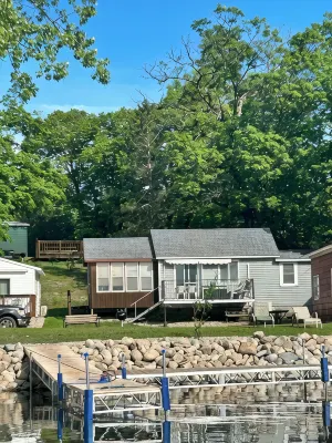 Modern lakeside cabin with panoramic views , deck and  screened porch - Chalets