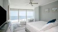 Direct Beachfront 5th. Floor center unit  with Million Dollar Views. Seabreeze. - balkon