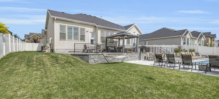 Luxury Home with Heated Swimming Pool 15 Min from Mountains. Hotels in South Jordan