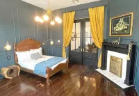 Sparkling pool • Historic 6-BR Oasis Near Downtown - مسبح خاص