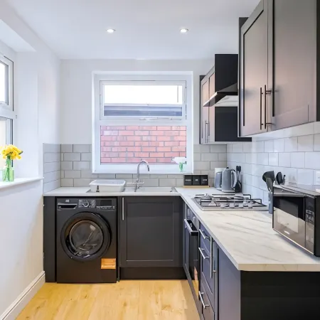 4BR 3BA Wigan Home | Long Stays Welcome