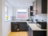 4BR 3BA Wigan Home | Long Stays Welcome - ที่มีที่จอดรถ