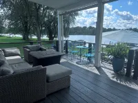 Beautiful Lake House with Private Sandy Beach, Hot Tub, Kayaks, 5 Beds, 5 Bath - Homestays