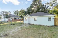 2 bd 1 bath home - King bed - close to beaches&downtown - backyard with firepit - 3 estrellas