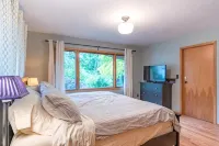 Tabor Hillside Retreat over the trees, walk to trails, and Montavilla cafes. - Jacuzzi