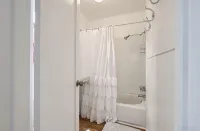 Mountain Cottage with creek and accessible trail and pond near Yosemite! - شاليه