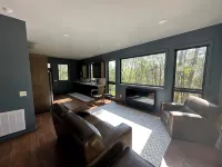 The Bird House - Brand New, 3.5 Miles from VT, Privacy, Tile Shower, King Bed. - 4-Star