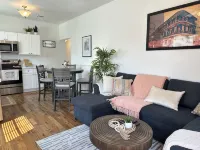 Festive New Orleans Home! Close to French Quarter with Off-Street Parking - 방갈로